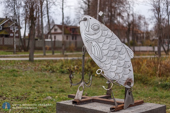 В Валдае появился памятник в честь рыбаков-любителей